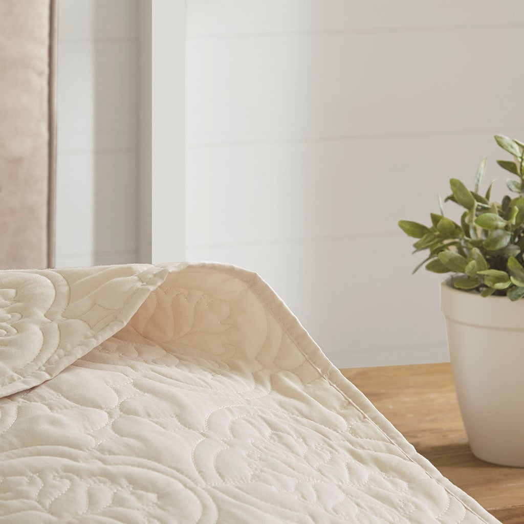 Cream 3 Piece Reversible Bedspread Set with Quilted Medallion - King/Cal King