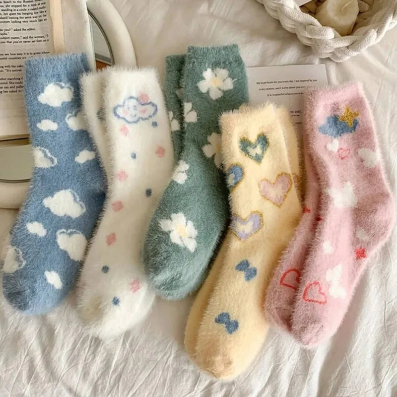 5 Pairs Women Warm Plush Heart-Shaped Printed Thick Mid Tube Socks Suitable Autumn Winter Wear Sweat Absorbing Casual Socks