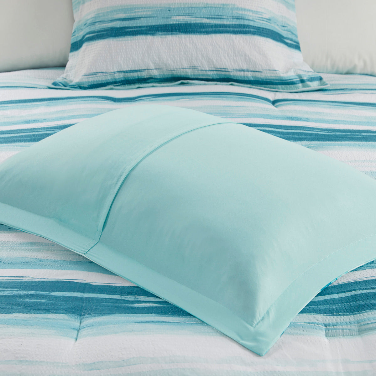 8 Piece Seersucker Comforter and Quilt Set with Hypoallergenic Fill – Aqua King/Cal King